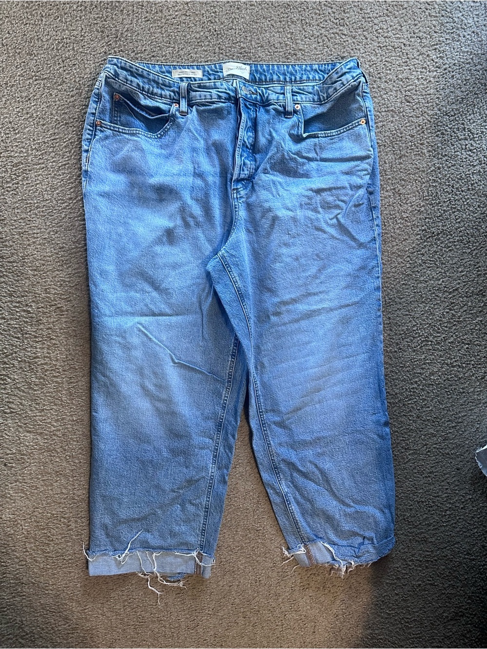 Universal Thread Women’s Light Blue Relaxed Denim Jeans with Frayed Hem
